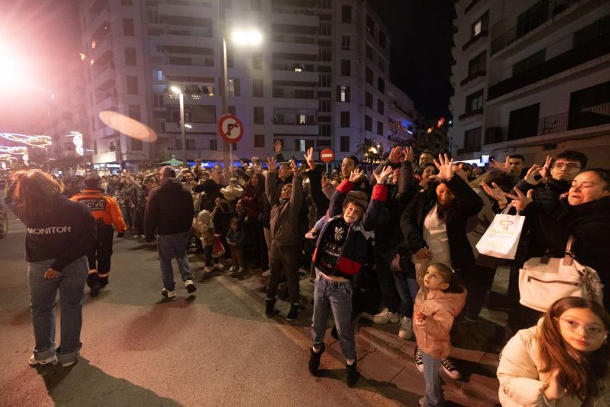 Mira aquí todas las fotos de la cabalgata de Reyes Magos en Ibiza
