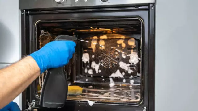 El sencillo truco para limpiar el doble cristal del horno sin tener que desmontarlo
