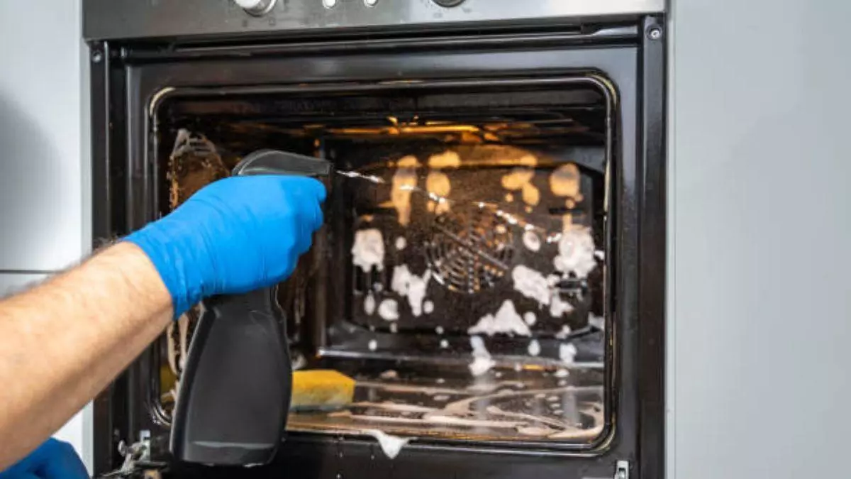 El trucazo de los restaurantes para limpiar el horno en 60 segundos