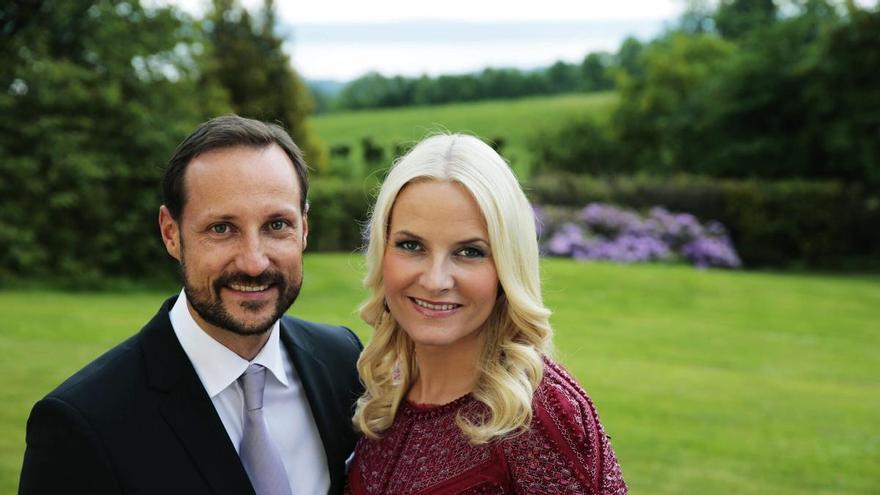 Mette-Marit, nueva reina consorte de Noruega en su momento más crítico: recién trasplantada de pulmón, salpicada por el caso Epstein y con su hijo, Marius Borg, condenado por violación