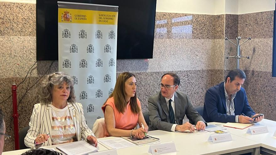 La subdelegada del Gobierno en Cádiz, Blanca Flores, en la primera reunión de coordinación de la Operación Paso del Estrecho.