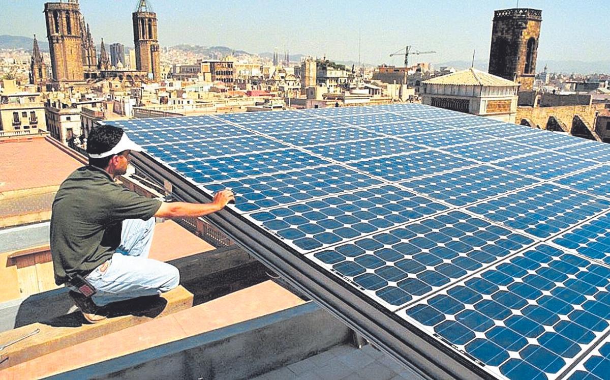 Instal·lació de plaques solars en un edifici de pisos de Barcelona