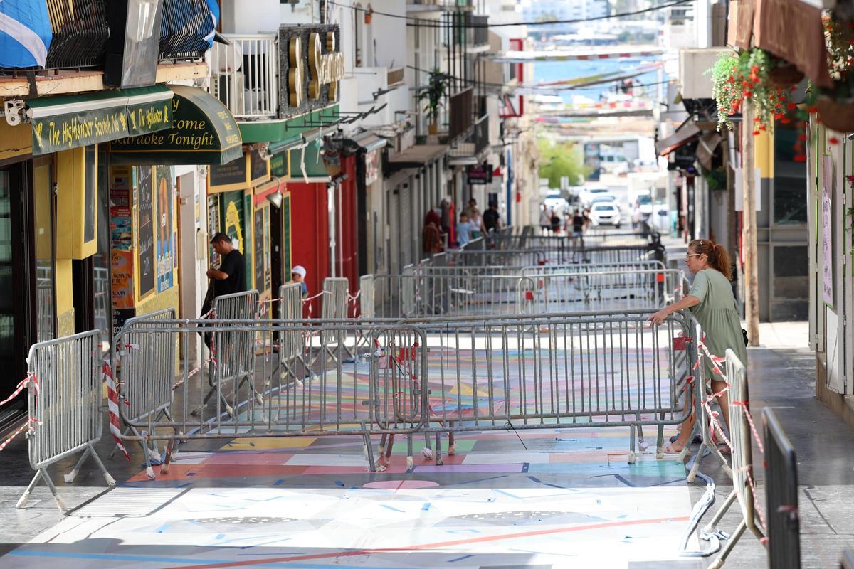Todas las imágenes de la calle Santa Inés, en Sant Antoni, donde se ha restaurado la obra de Okuda.