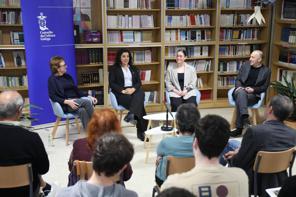 Un momento de la tertulia entre Isaura Clavero, a la izquierda, Yanina Hallak y Claudia Álvarez.
