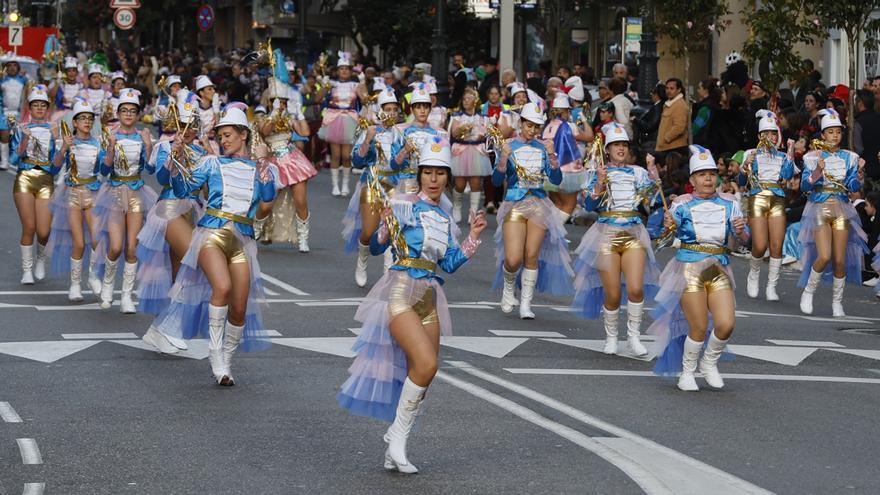 El desfile de bailarines convirtió a García Barbón en un sambódromo.