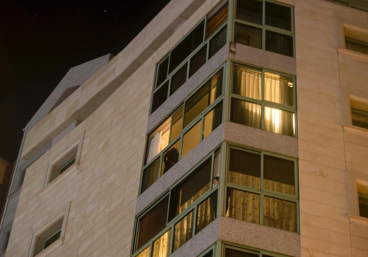 Rescate de una niña que permanecía colgada en una ventada de una vivienda de Luceros