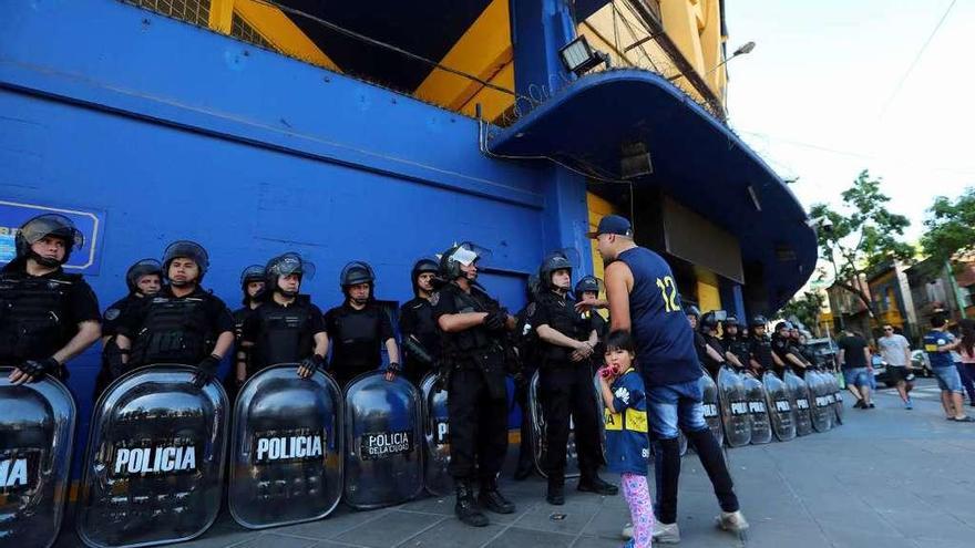 Despliegue policial, ayer a las puertas de La Bombonera, escenario del partido de hoy. // Efe