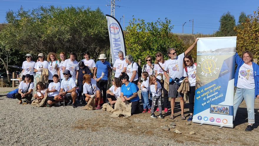 Platges Netes col·labora amb Vigilantes Marinos per a treure 110 quilos de brossa del litoral de Colera