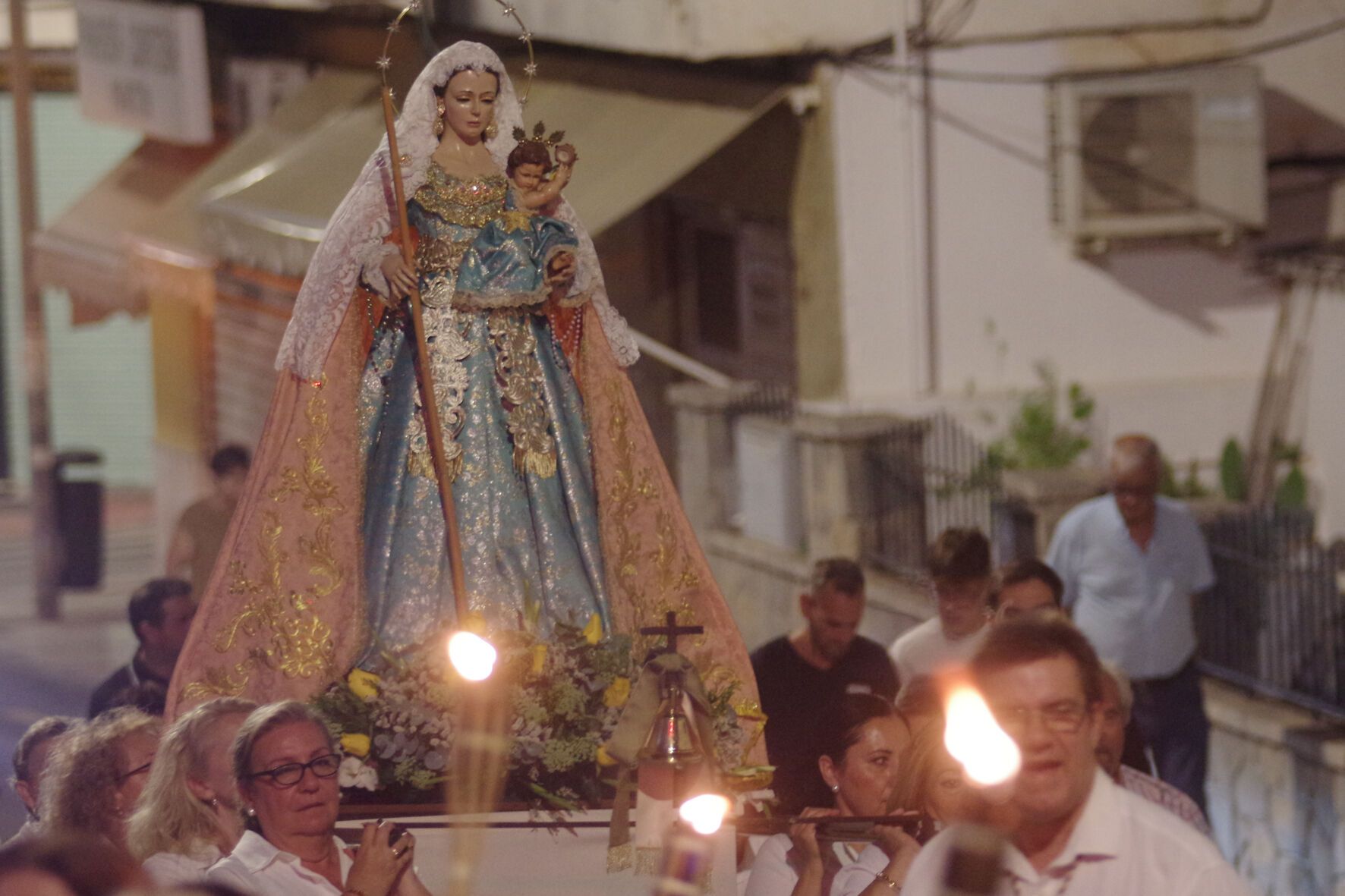 Traslado con antorchas de la Virgen de las Cañas a la parroquia de Nuestra Señora de los Dolores, en el Puerto de la Torre