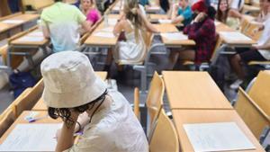 Unos alumnos realizan un examen en la Universidad Complutense de Madrid.