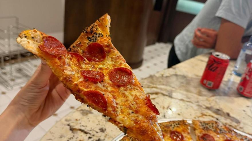 El establecimiento de A Coruña para probar la pizza al estilo Nueva York: porciones gigantes a 5 euros