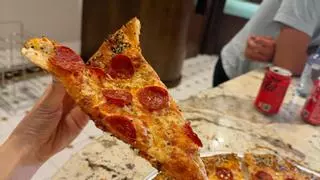 El establecimiento de A Coruña para probar la pizza al estilo Nueva York: porciones gigantes a 5 euros