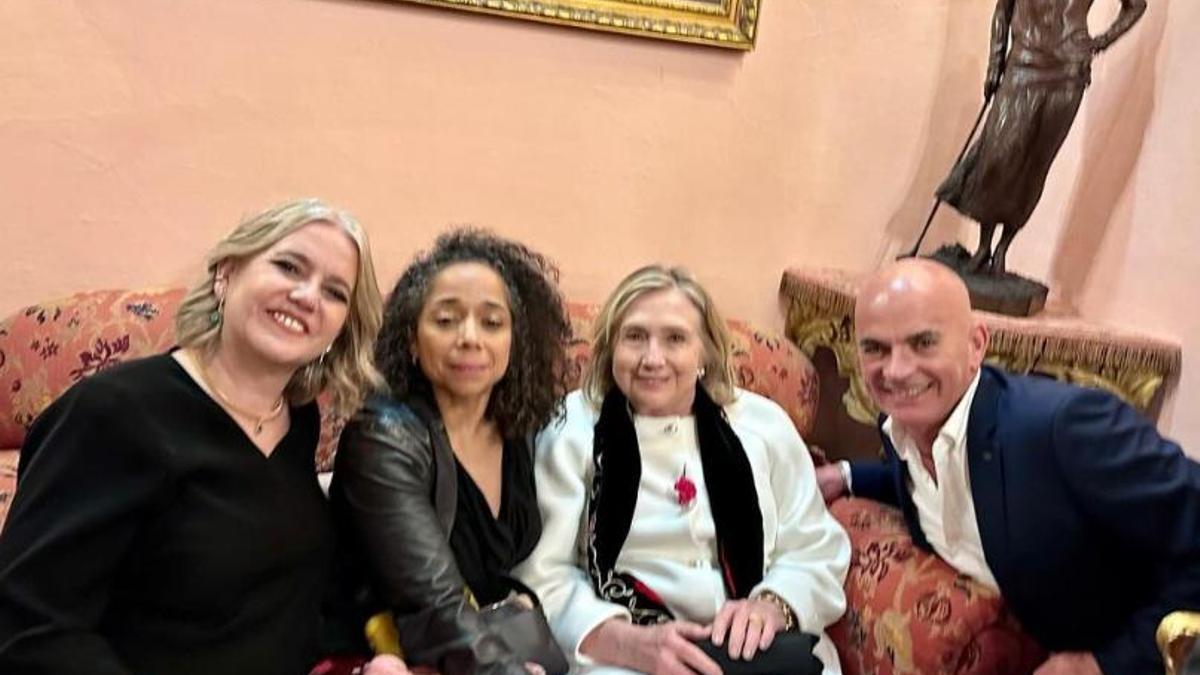 La manresana Rosa Tous amb Hillary Clinton (al centre) durant la festa al palau sevillà de las Dueñas