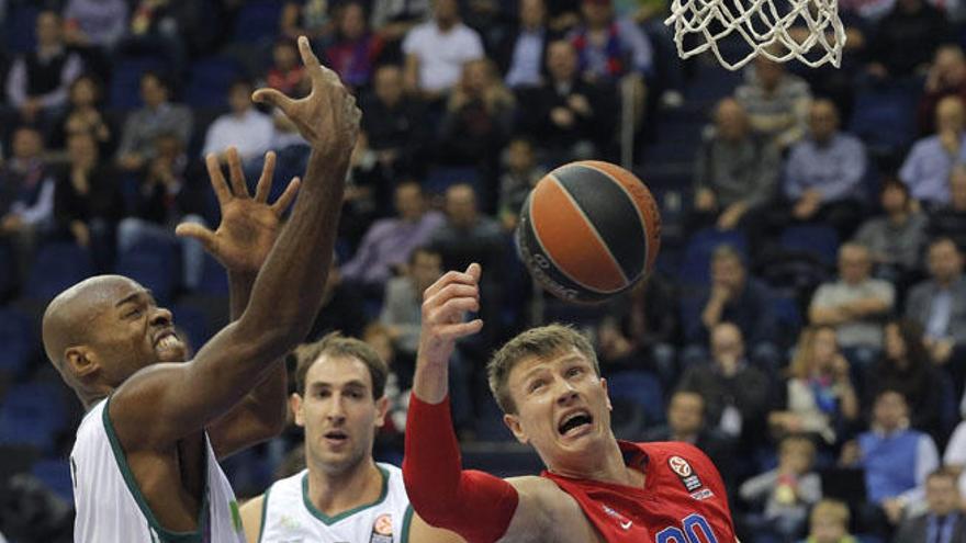 Los jugadores del Unicaja, Caleb Green y Vladimir Goluovic luchan por el balón con Andrey Vorontsevich del CSKA de Moscú.