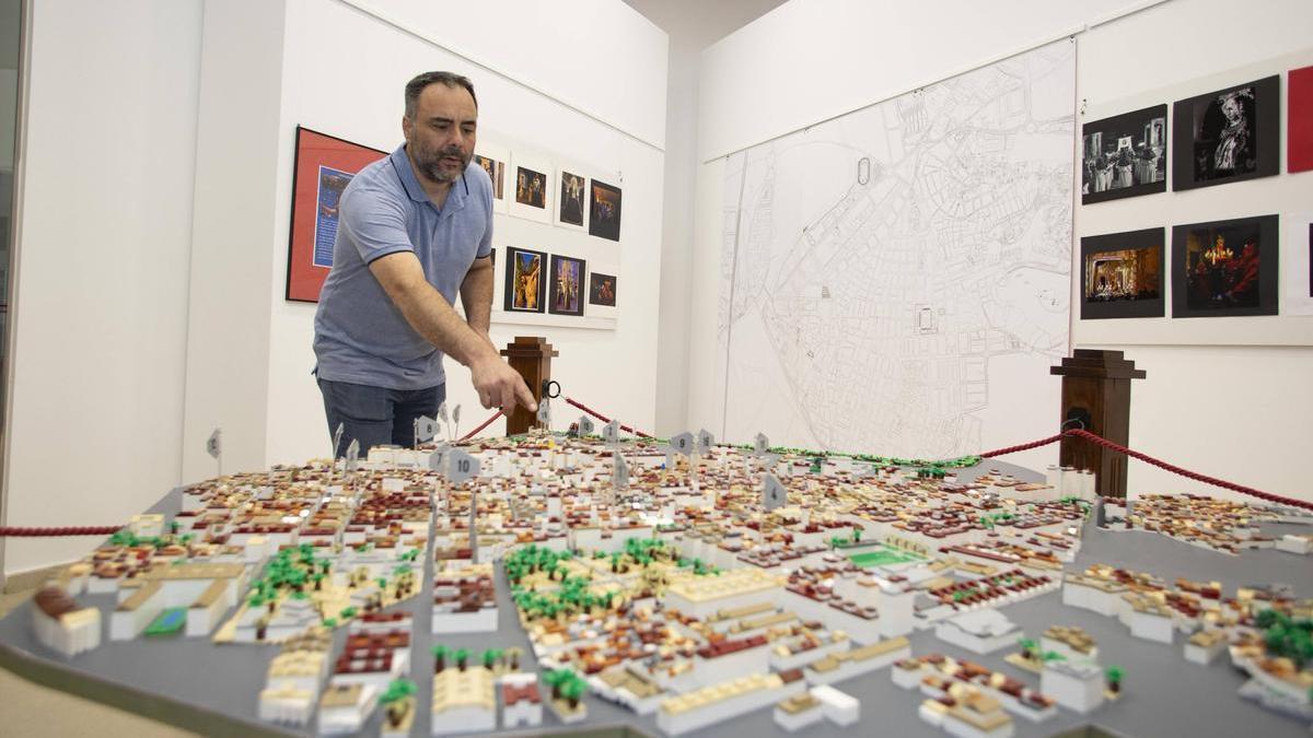 Boscà muestra la reproducción de todo el casco urbano de Alzira con piezas de Lego.
