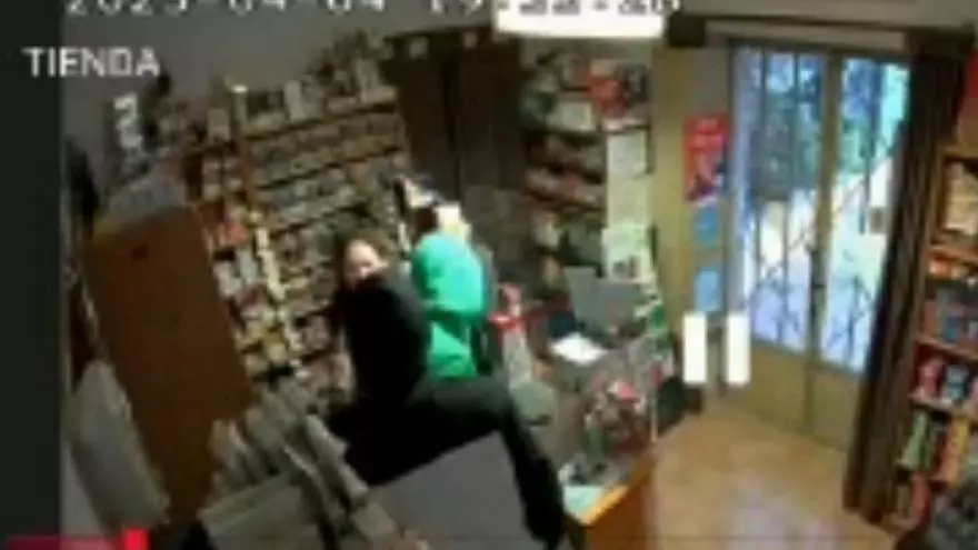 Atraco a punta de pistola en un estanco de Lorca: estas son las imágenes