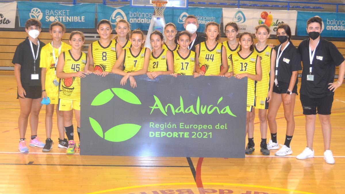 Componentes del equipo de La Carlota campeón andaluz mini femenino de baloncesto.