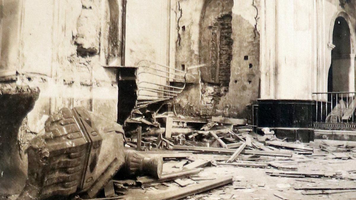 Imagen del interior de la iglesia del Carmen tras el asalto sufrido en mayo de 1931.