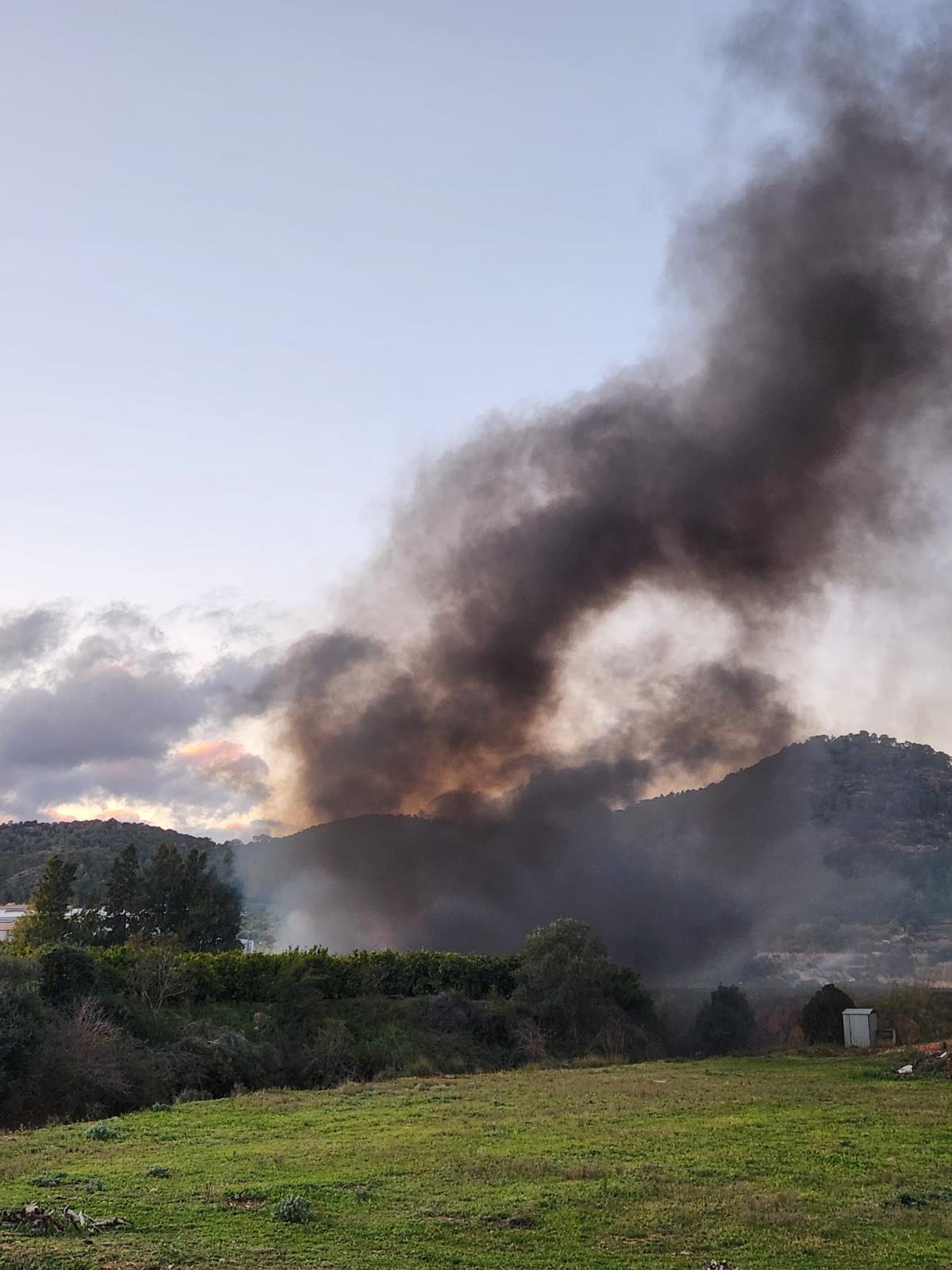 El humo negro ha resultado muy llamativo.