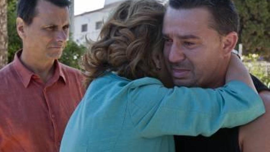 La ministra rumana abraza el hermano de un fallecido
