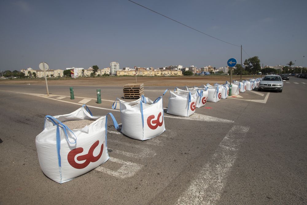 Cortan la carretera de la playa en el cierre del malecón del Port de Sagunt