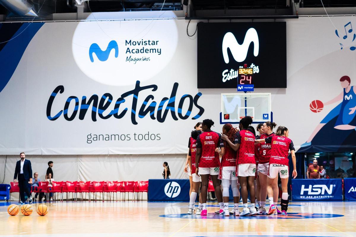 La piña de las jugadoras del Casademont antes del partido contra el Estudiantes.