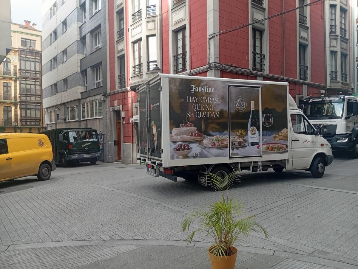 Furgonetas aparcadas entre las calles Martínez Marina y La Merced.