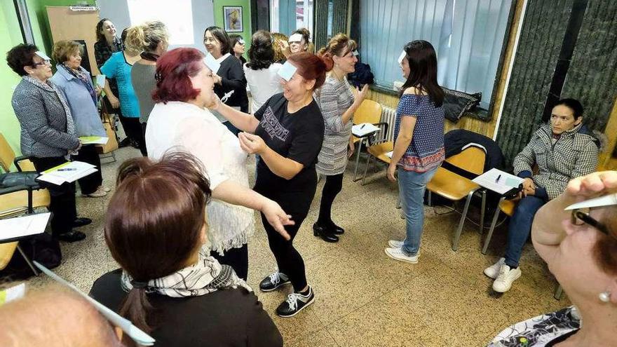 Uno de los ejercicios del taller de emociones en Mieres.