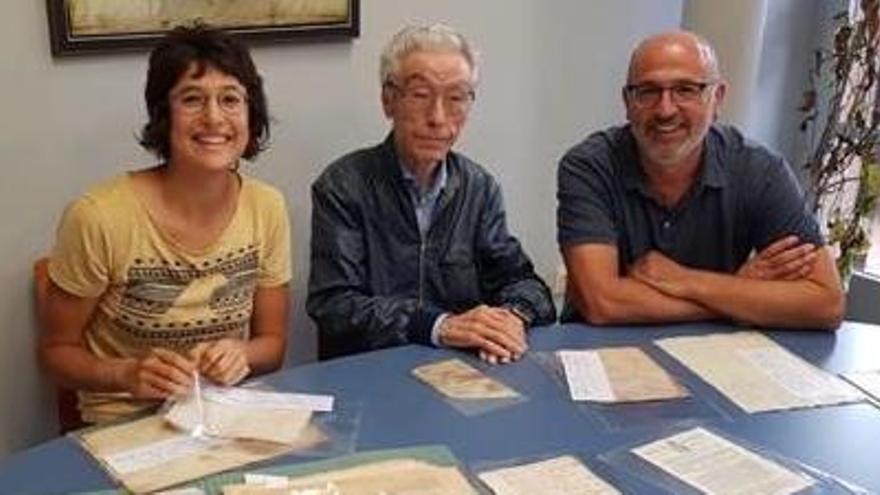 Mireia Vila, Antoni Lari i Xavier Codina amb el fons documental