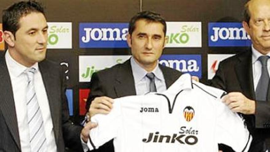 Ernesto Valverde durante su presentación oficial como nuevo entrenador del Valencia CF.