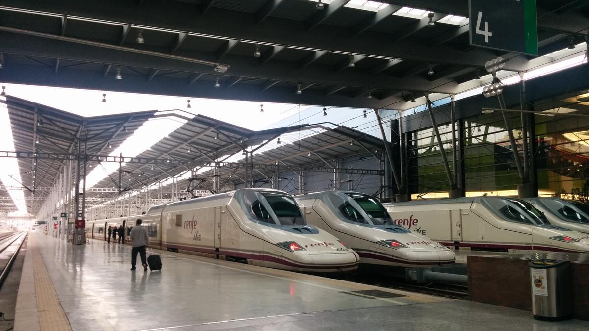 Estación de tren Málaga-María Zambrano con trenes AVE