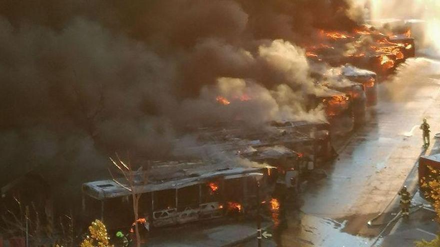 Espectacular incendio en un garaje de autobuses de transporte público