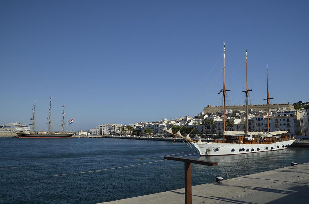 Cruceros y grandes yates en Ibiza