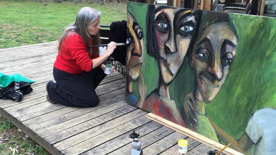 L’artista Betty Escofet treballant en el seu taller, a Garrigoles, i algunes de les peces que exposa a Torroella. | CEDIDA PER BETTY ESCOFET