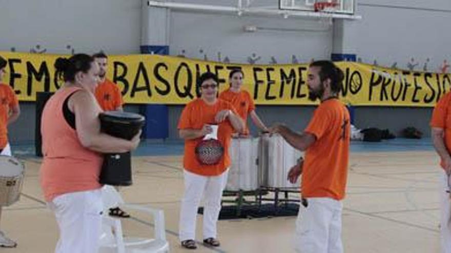 Una batucada para reclamar baloncesto profesional femenino en Valencia.