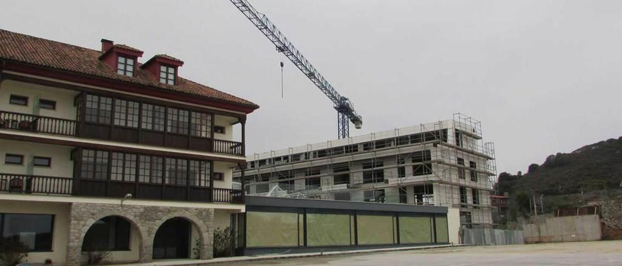 El nuevo edificio del Kaype -a la derecha-, en Barru (Llanes), que está siendo demolido.