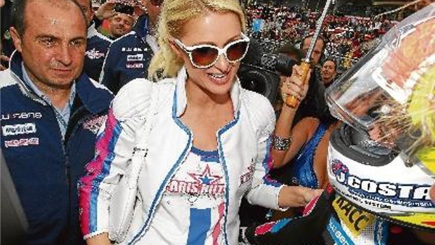 Paris Hilton saludant el jove pilot de Roses minuts abans de la cursa de Montmeló.