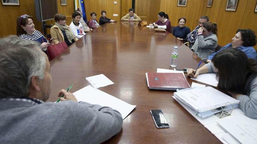 Un momento de la reunión de ayer en el consistorio, presidida por Juan Constenla. // Bernabé/Cris M.V.