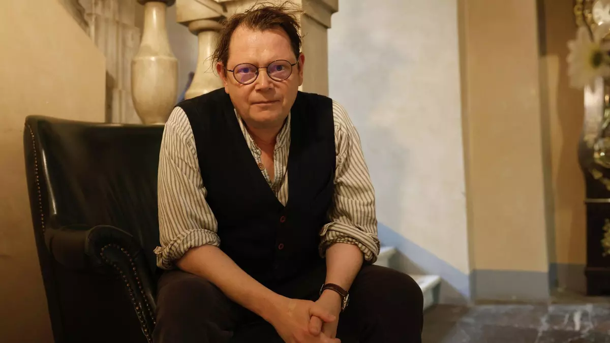 Edward Carey: "Lo que sucede en EEUU es la destrucción de un país"