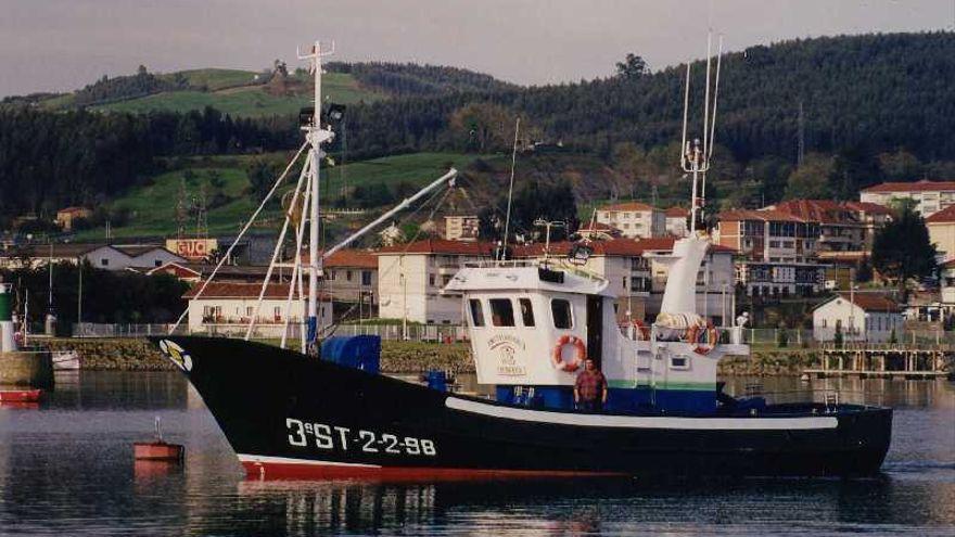 La tripulación de un pesquero se salva tras hundirse la embarcación en la costa de Asturias