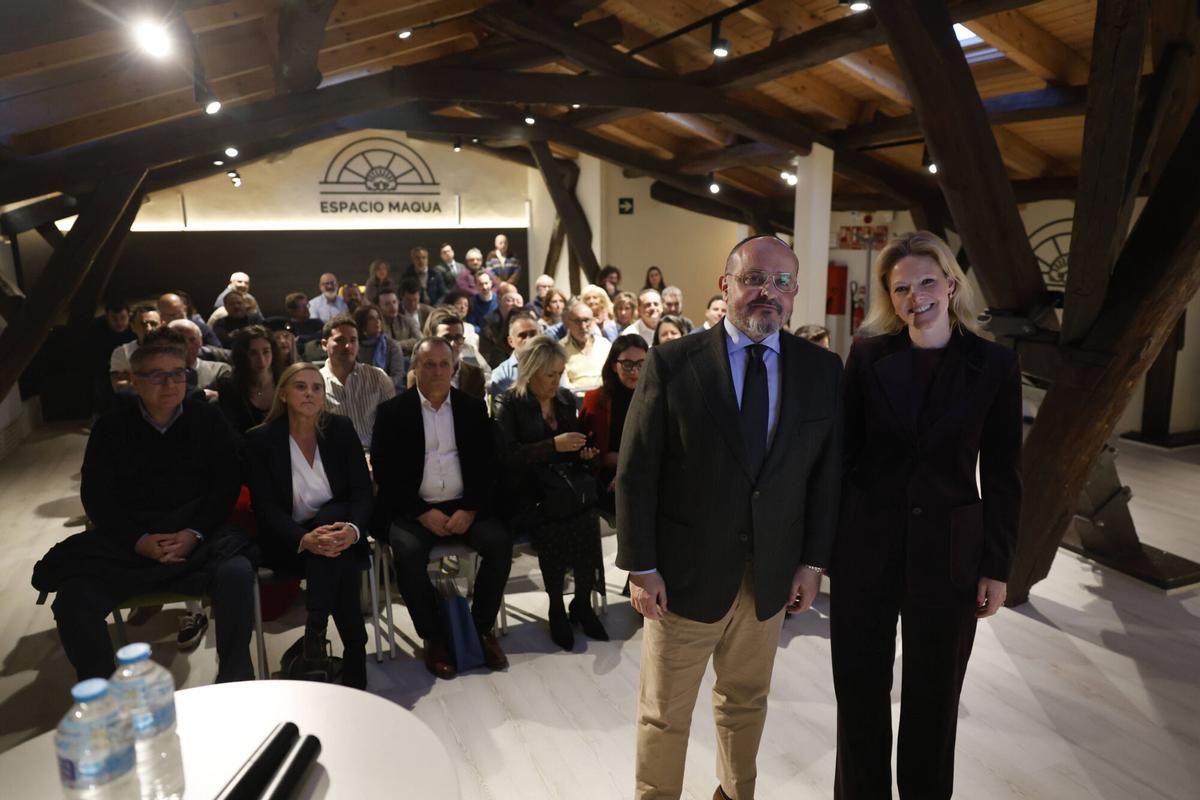 El presidente del PP en Cataluña, Alejandro Fernández, junto a la presidenta del PP en Avilés, Estefanía Rodríguez.