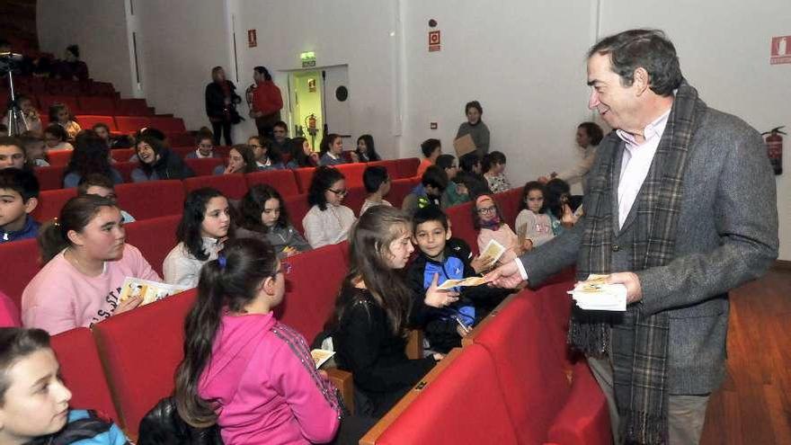 Javier Llaneza, con varios escolares, al inicio de la charla en Pola de Laviana.