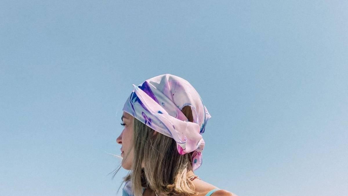Laura Escanes con pañuelo en la cabeza para acompañar su bikini