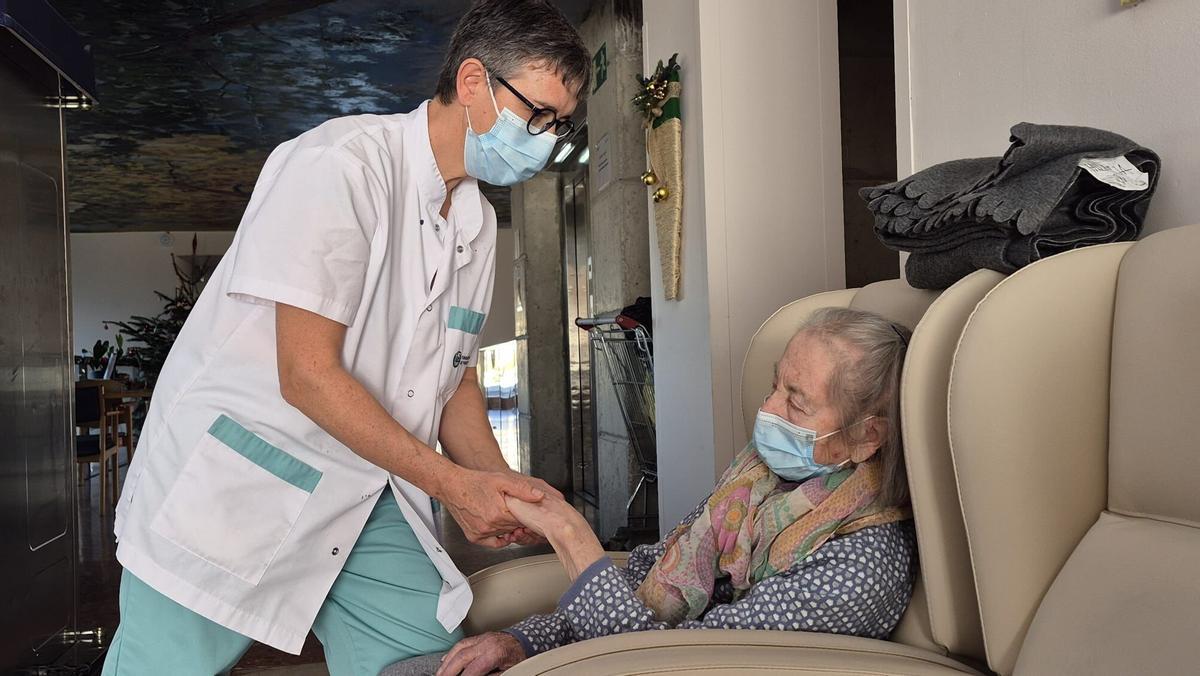 Una profesional médico atiende a una paciente en el hospital