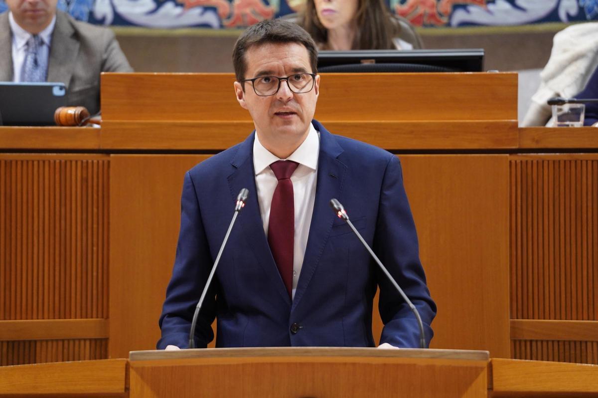 Óscar Galeano, portavoz de Hacienda del PSOE, en el pleno de presupuestos de las Cortes.