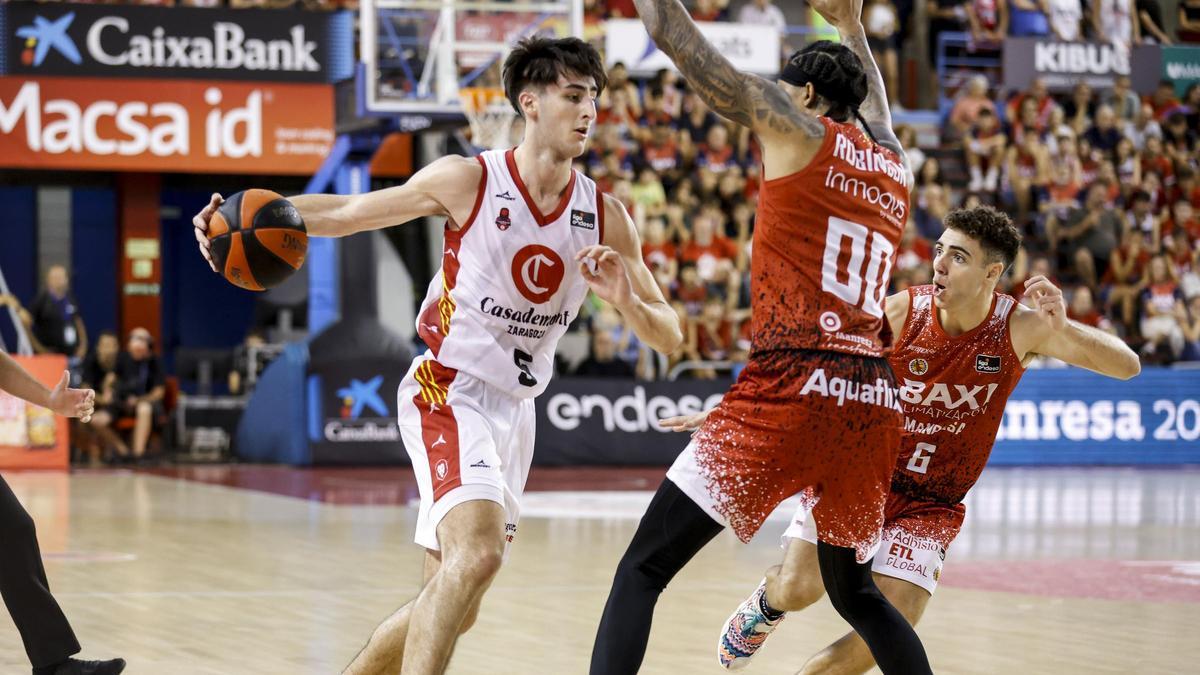Langarita intenta avanzar ante la defensa de Robinson.