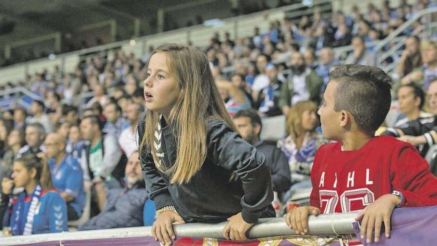 Dos jóvenes aficionados, en el último duelo disputado en el Tartiere.