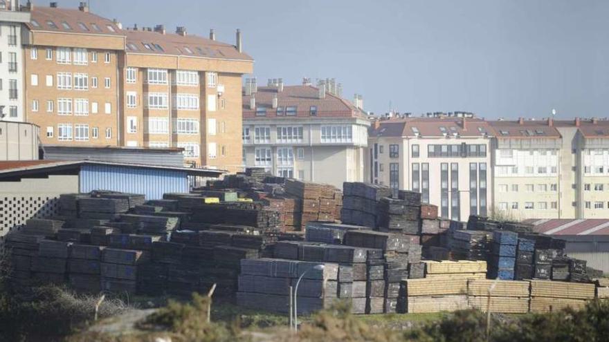 Parte de las instalaciones de Maderas Peteiro con edificios al fondo.