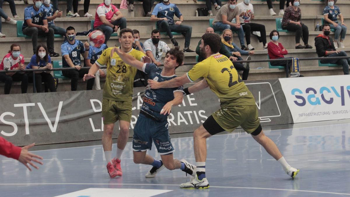 David Iglesias, en una acción del choque ante el Guadalajara junto a los alcarreños Bodí y Paredes.