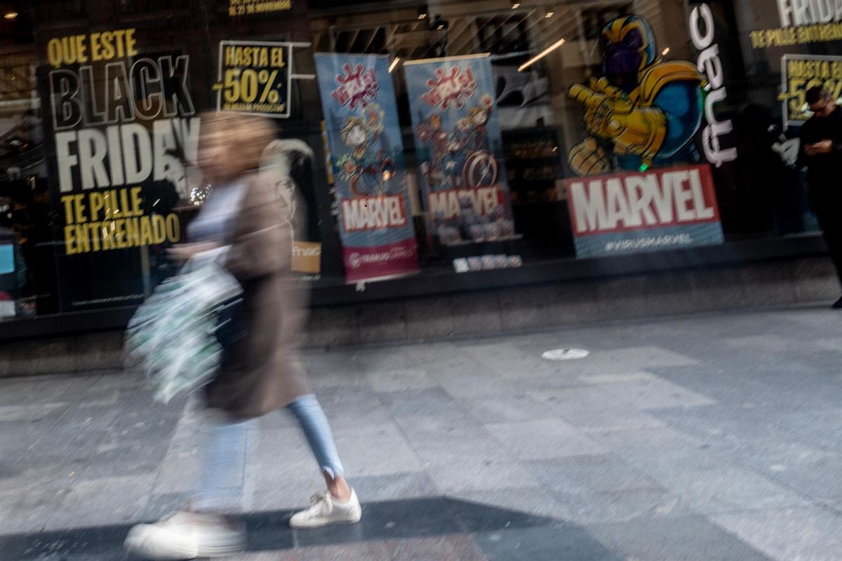 Una persona con una bolsa, a 12 de noviembre de 2024, en Madrid (España).